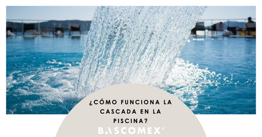 ¿Cómo funciona la cascada en la piscina?